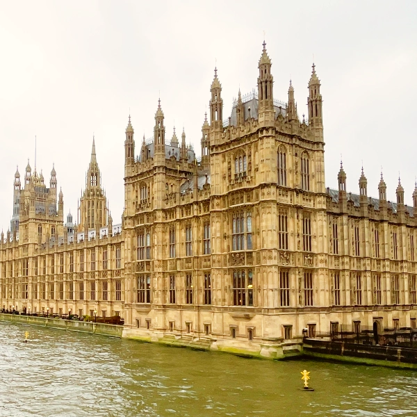 Здание Британского Парламента, историческое здание в центре Лондона, с известными башнями и фасадом в готическом стиле.