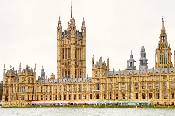 Фасад исторического здания Британского Парламента с известными готическими башнями, расположенное в центре Лондона.