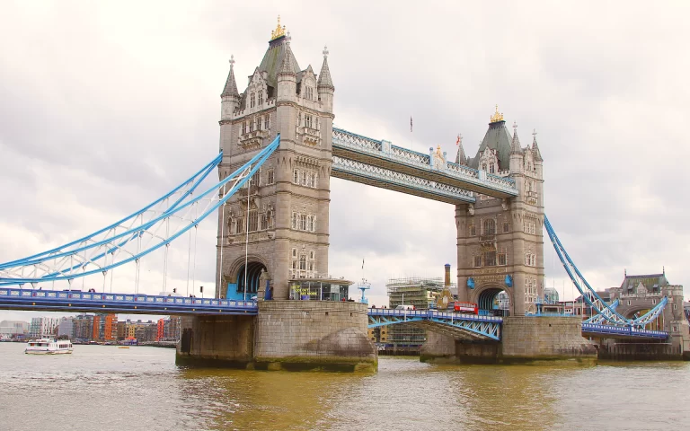 Исследуйте величие Тауэрского моста в Лондоне с нашей индивидуальной экскурсией! Подарите себе впечатляющие виды и узнайте удивительные истории, связанные с этим историческим памятником. Откройте для себя неповторимую атмосферу и красоту этого великолепного моста на Темзе. Путешествие, наполненное восхищением и открытиями ждет вас!