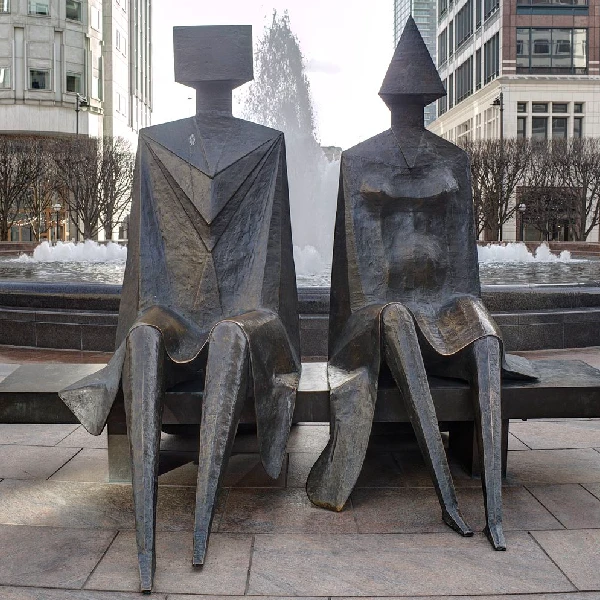 Скульптура Couple On Seat by Lynn Chadwick  в районе Канэри-Уорф.