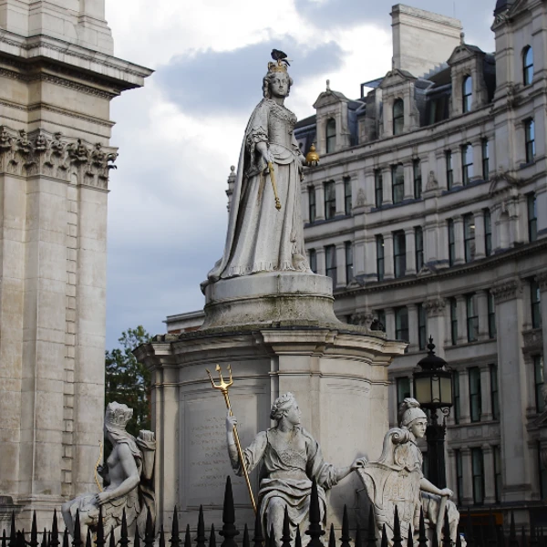 Памятник первой Королеве Великобритании, Анне у входа в кафедральный собор Святого Павла.