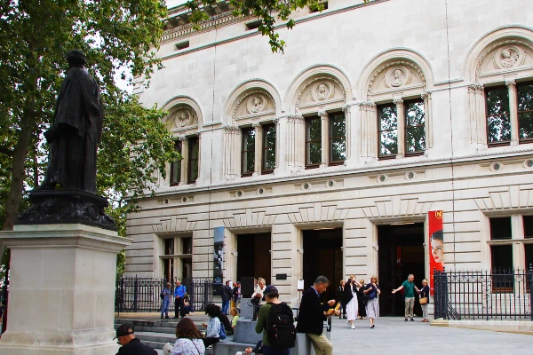 Главный вход в Лондонскую Национальную Портретную Галлерею.