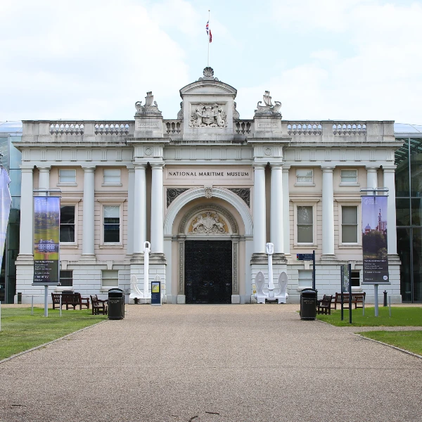 Вид на Морской музей в Лондоне, Гринвич. Центральный вход в музей.