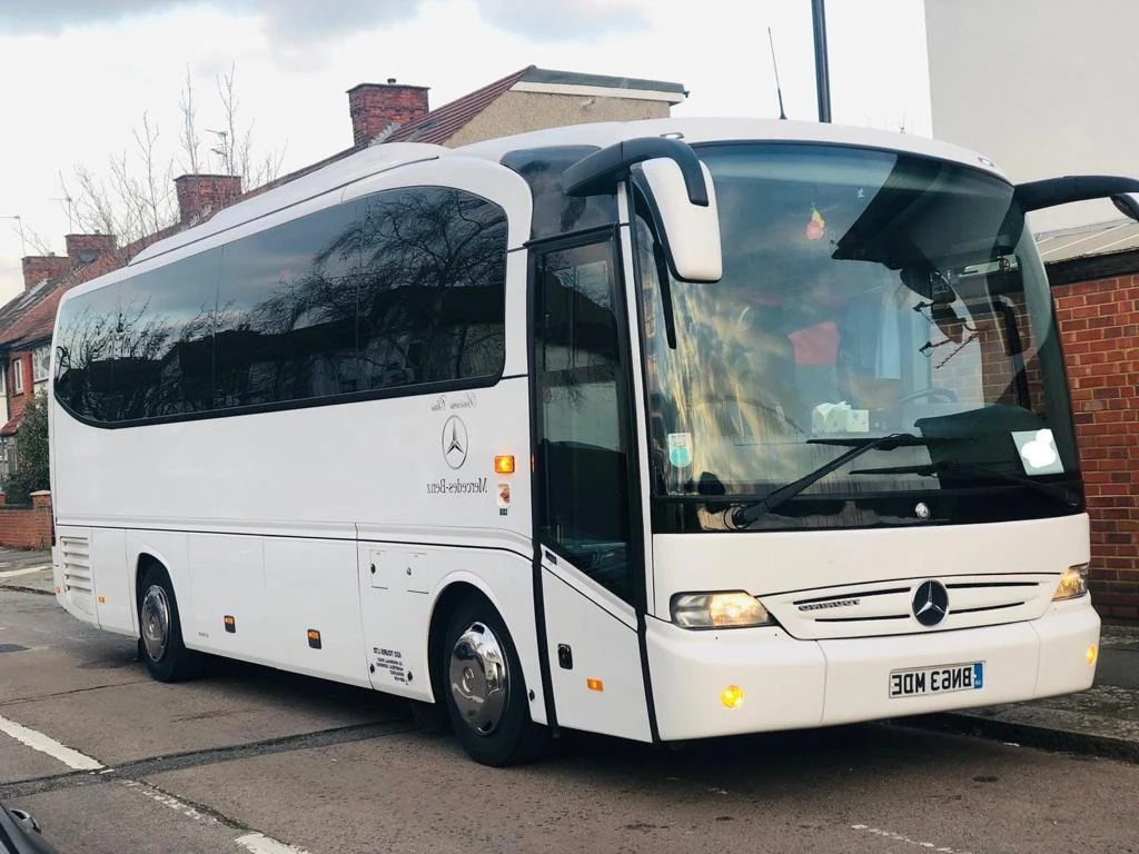 Автобус Мерседес на 33 пассажира в Лондоне.