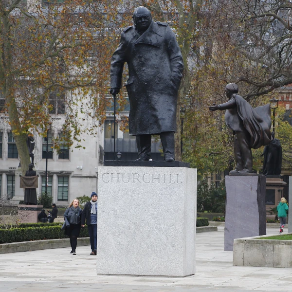 Памятник на Парламентской площади в Лондоне Уинстону Черчиллю. Он отлит из бронзы на каменном пьедестале.