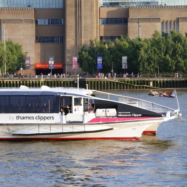 Лодка Thames Clipper в Лондоне.