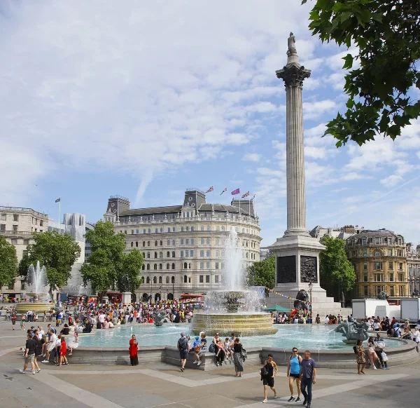 Вид на Колонну Нельсона на Трафальгарской Площади в Лондоне.