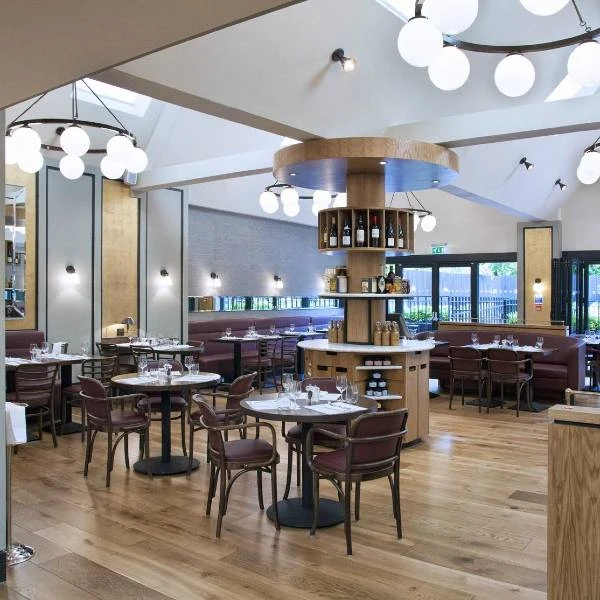 Интерьеры ресторана Cote Brasserie в Лондоне в Ковент Гарден.