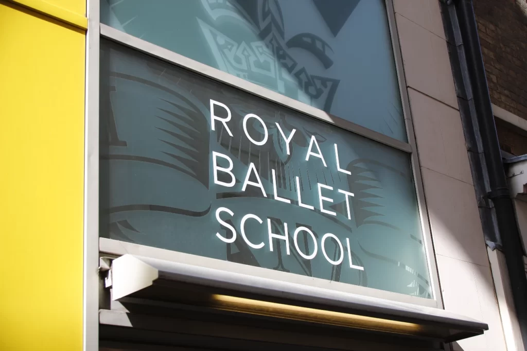 Надпись над главным входом в Королевскую Балетную школу в Лондоне. На матовом стекле с гербом школы надпись "Royal Ballet School" в три ряда.