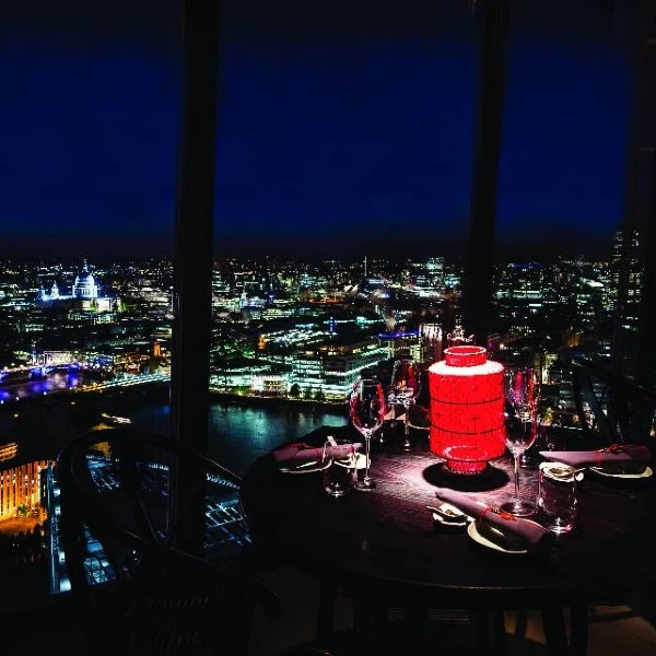 Вид на Лондон из ресторана Хутонг. Красный китайский фонарь на столе ресторана.