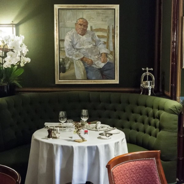 Ресторан "Гаврош" в Лондоне. Стол накрыт белой скатерьтью.