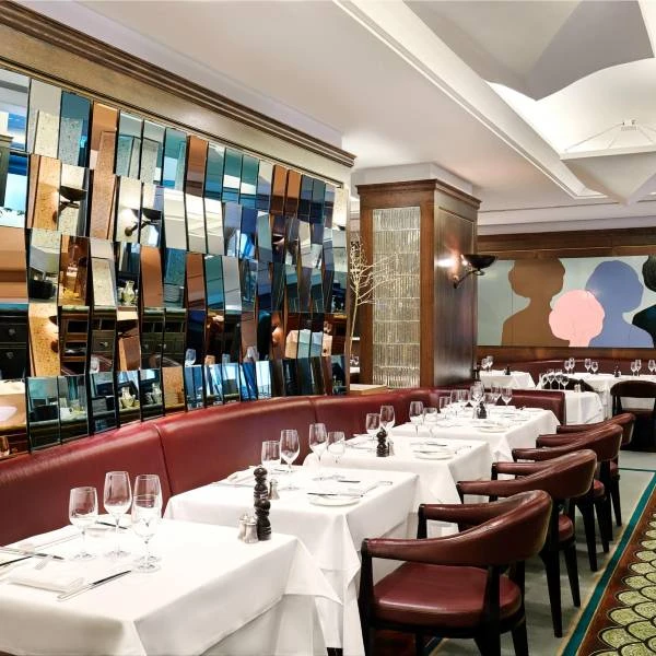 Интерьер ресторана Скоттс в Лондоне. Столы накрытые белыми скатертями.