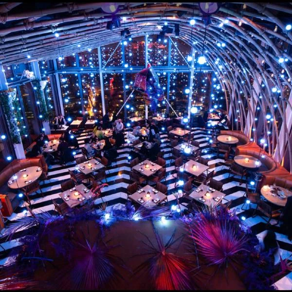 Панорамный вид на основной зал ресторана Суши Самба в Лондоне.