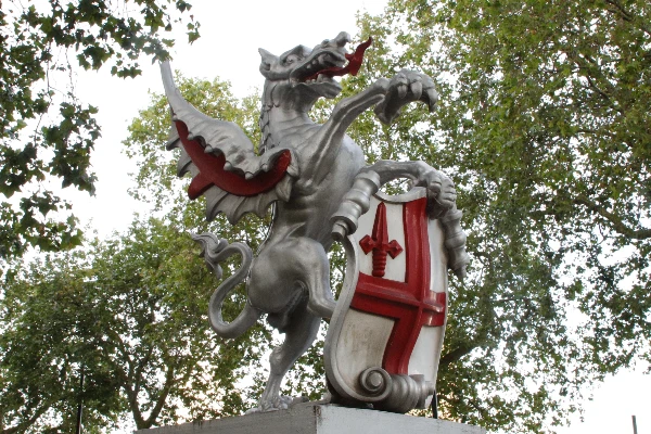 Дракон как символ Лондонского Сити, стоит у въезда.