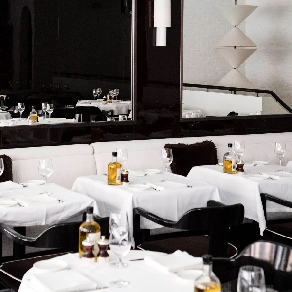 Интерьеры ресторана Мистер Найс в Лондонском Мэйфеире выполнены в черно белом стиле. Великолепный выбор на обед или даже на ужин.